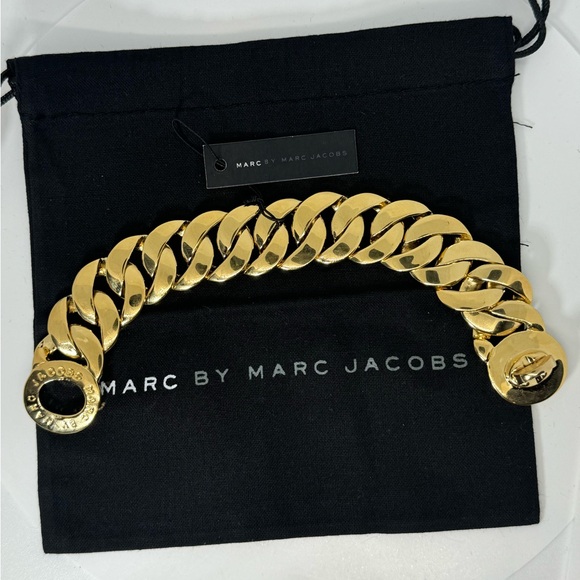 Marc by Marc Jacobs Chunky Turn lock closure
Bracelet in Silver - Picture 7 of 11
